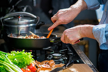 Imagebild: Kochen eines Gerichtes am Gasherd