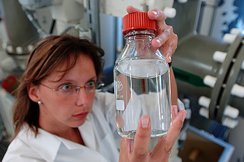 Imagebild Chemikerin testet Wasserqualit