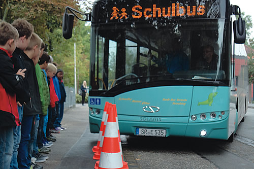 Imagebild: Schüler warten vor dem Bus