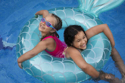 Kinder im Schwimmreifen
